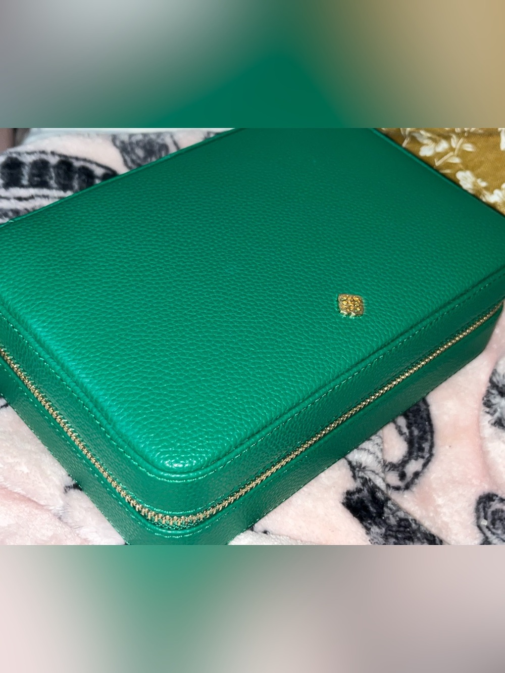 Kendra Scott ~Travel Jewelry Box~  in Green with Beige interior ~Like New
